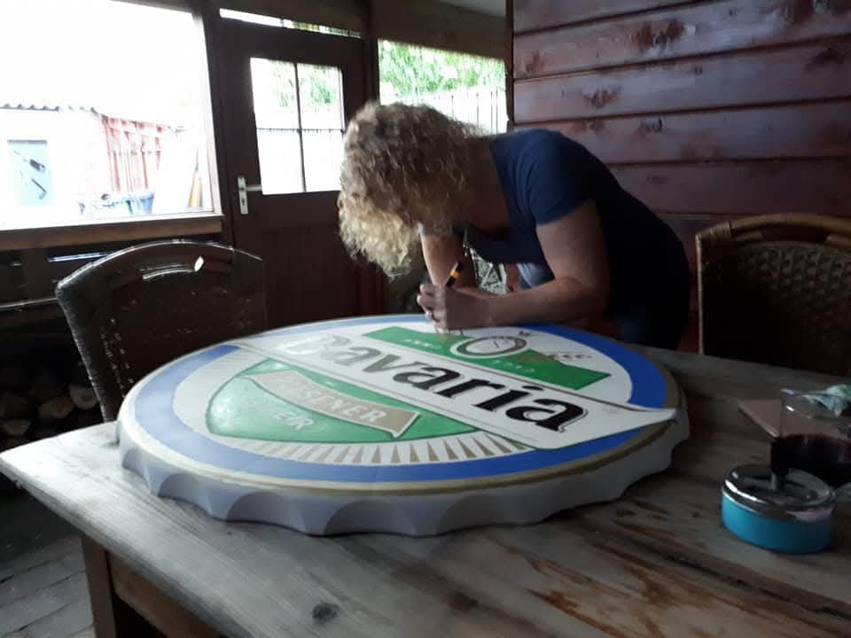Astrid aan het werk in haar atelier