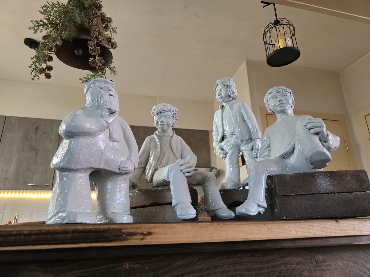 Vier familie figurines in grijze basislaag, klaar voor kleur